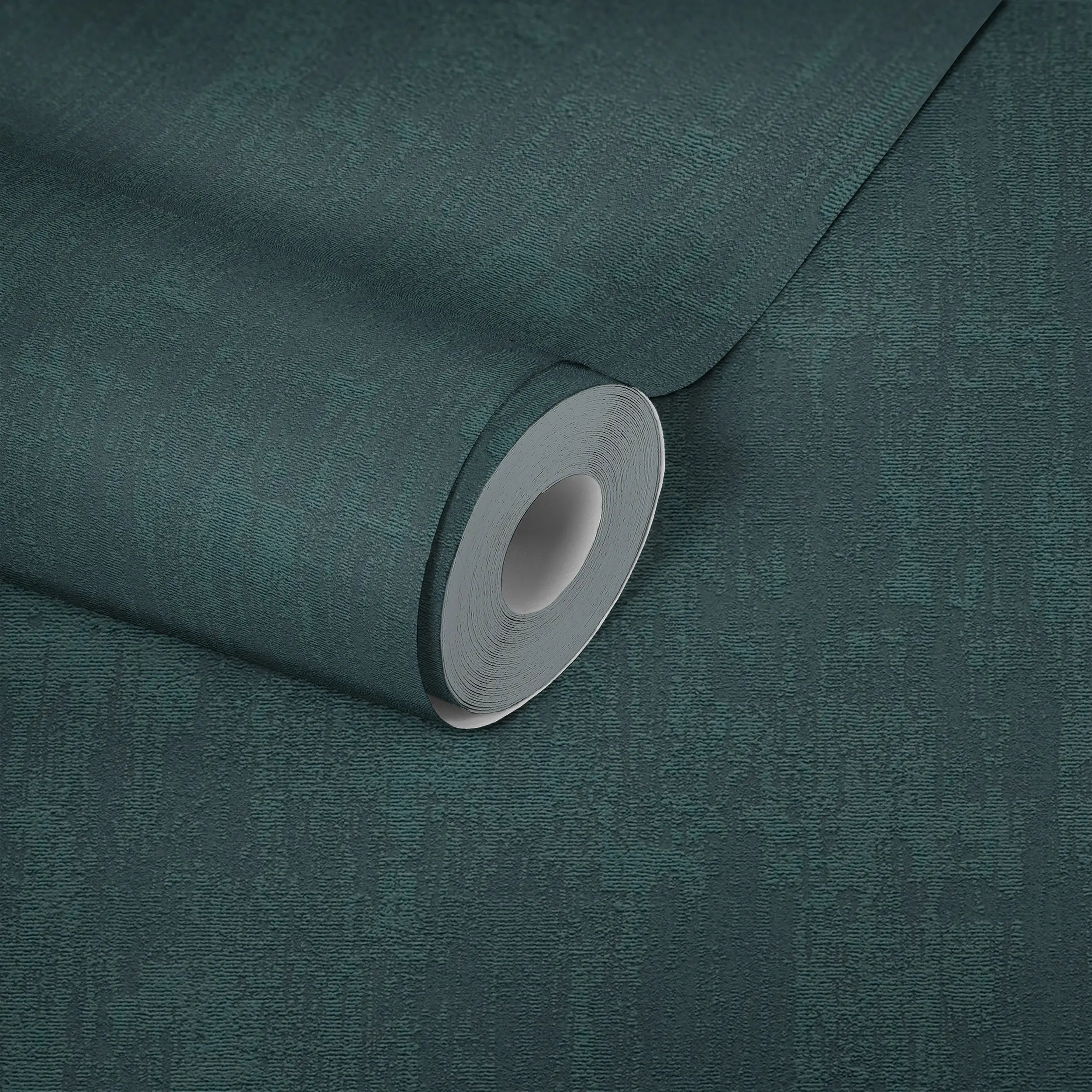 Nærbillede af en rulle med Textured Elegance - Teal tapet fra Nicetapet.dk.