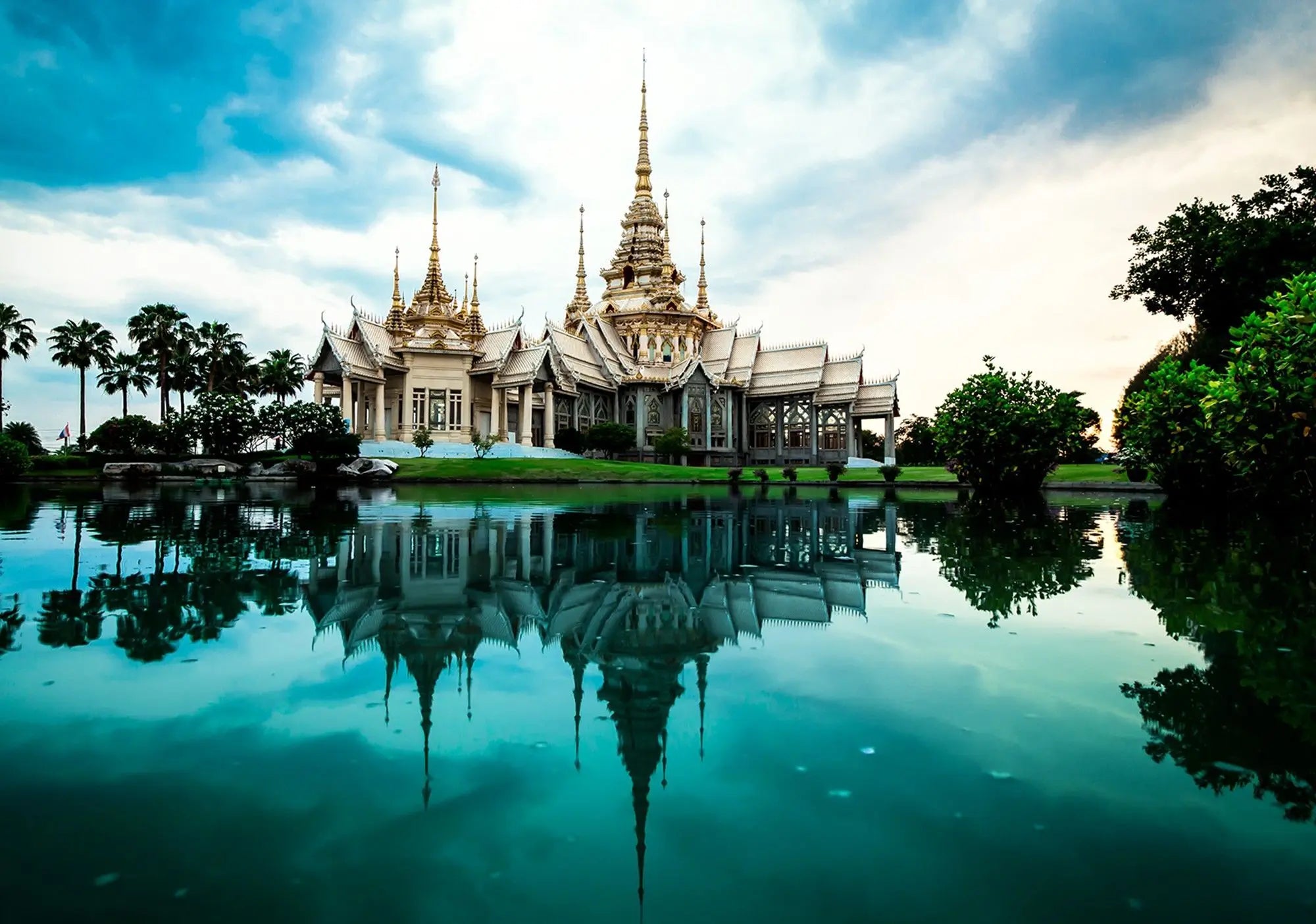 Billede 1 af Fototapet - Thailandsk tempel med spejling i sø