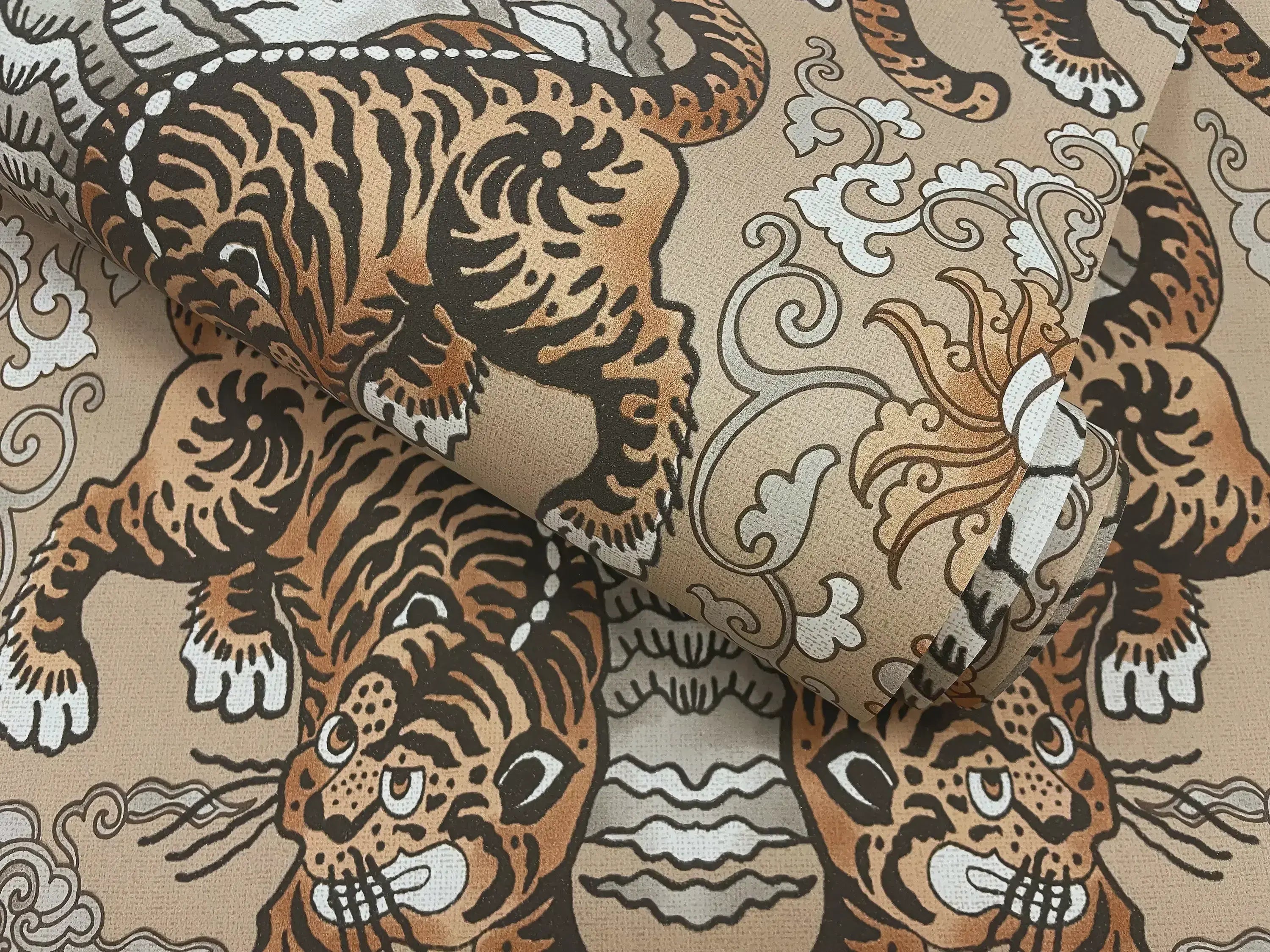 Nærbillede af Tora - Taupe tapet fremvist rullet sammen med tydelige tigerillustrationer og design.