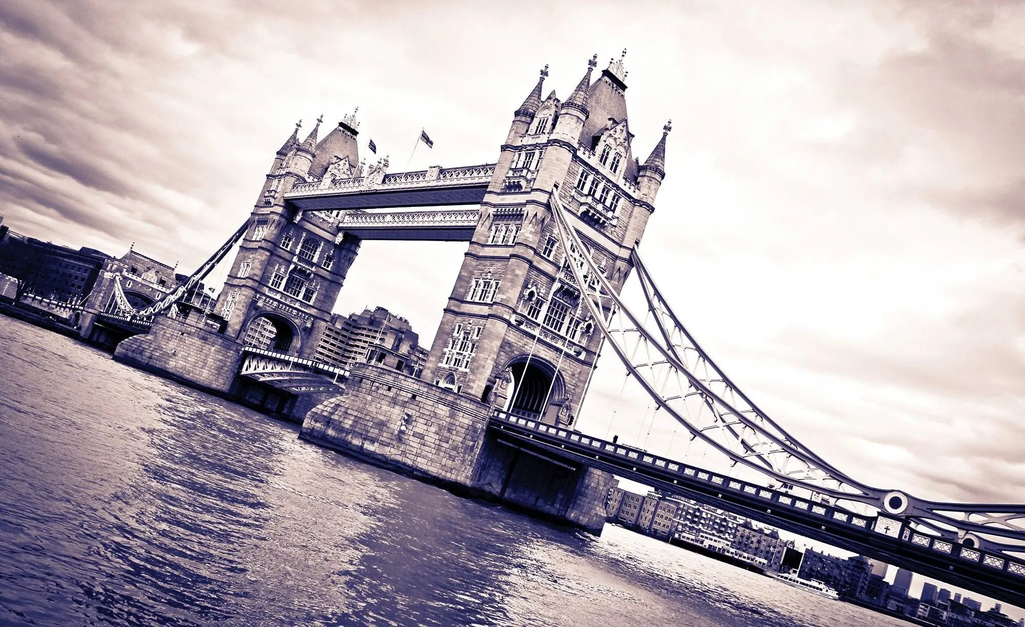 Billede 1 af Fototapet - Tower Bridge London med dramatisk himmel