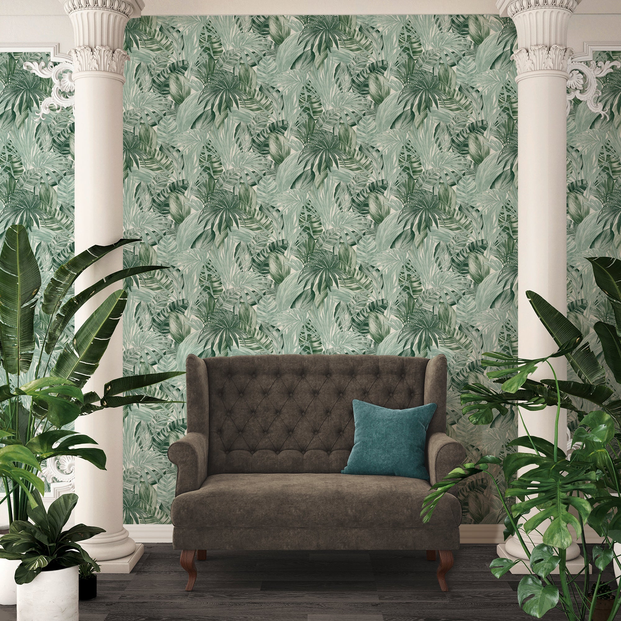 Rum dekoreret med Tropical Foliage - Emerald tapet, der viser tropiske blade bag en sofa og planter.