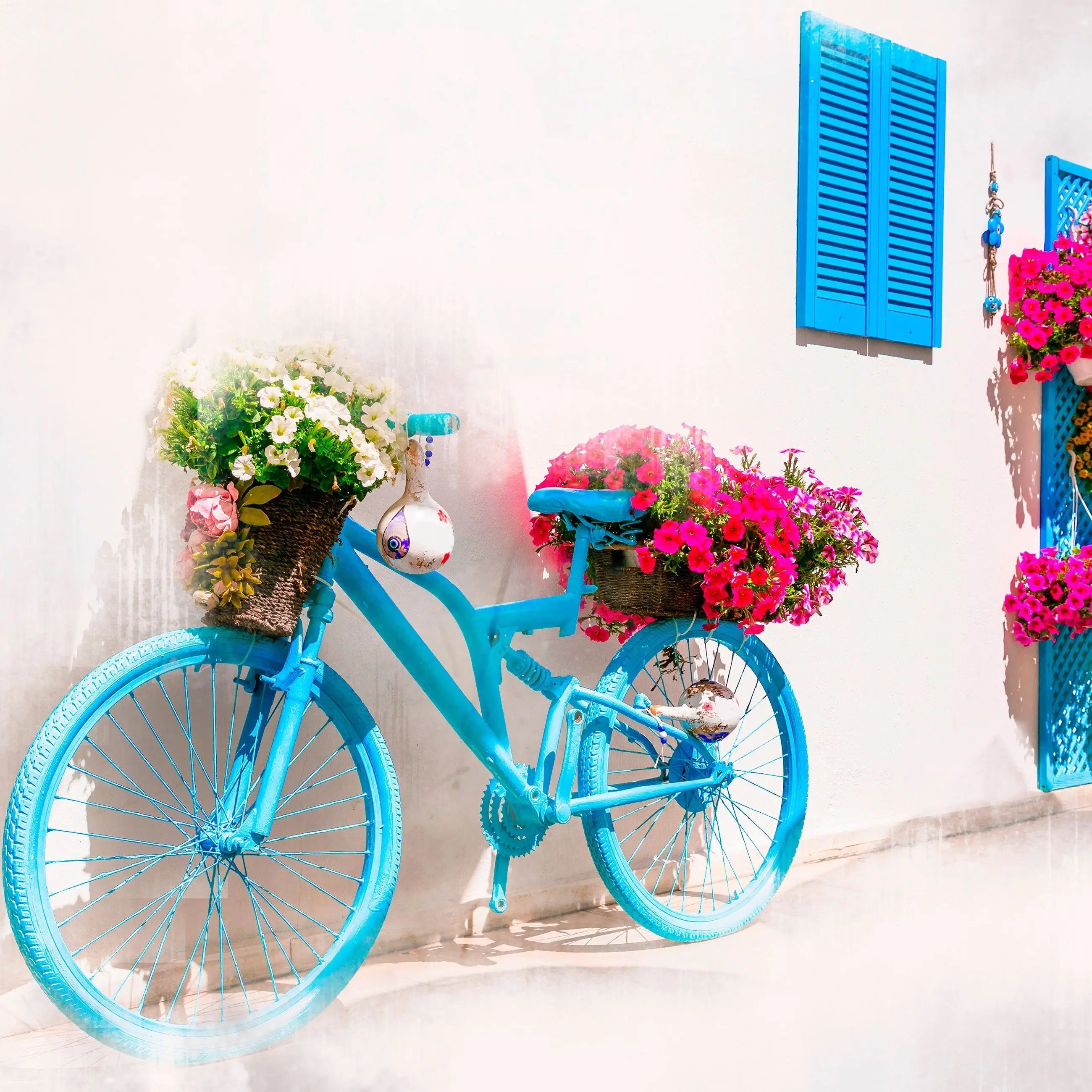 Billede 2 af Fototapet - Turkis cykel med blomsterkurv på hvid mur