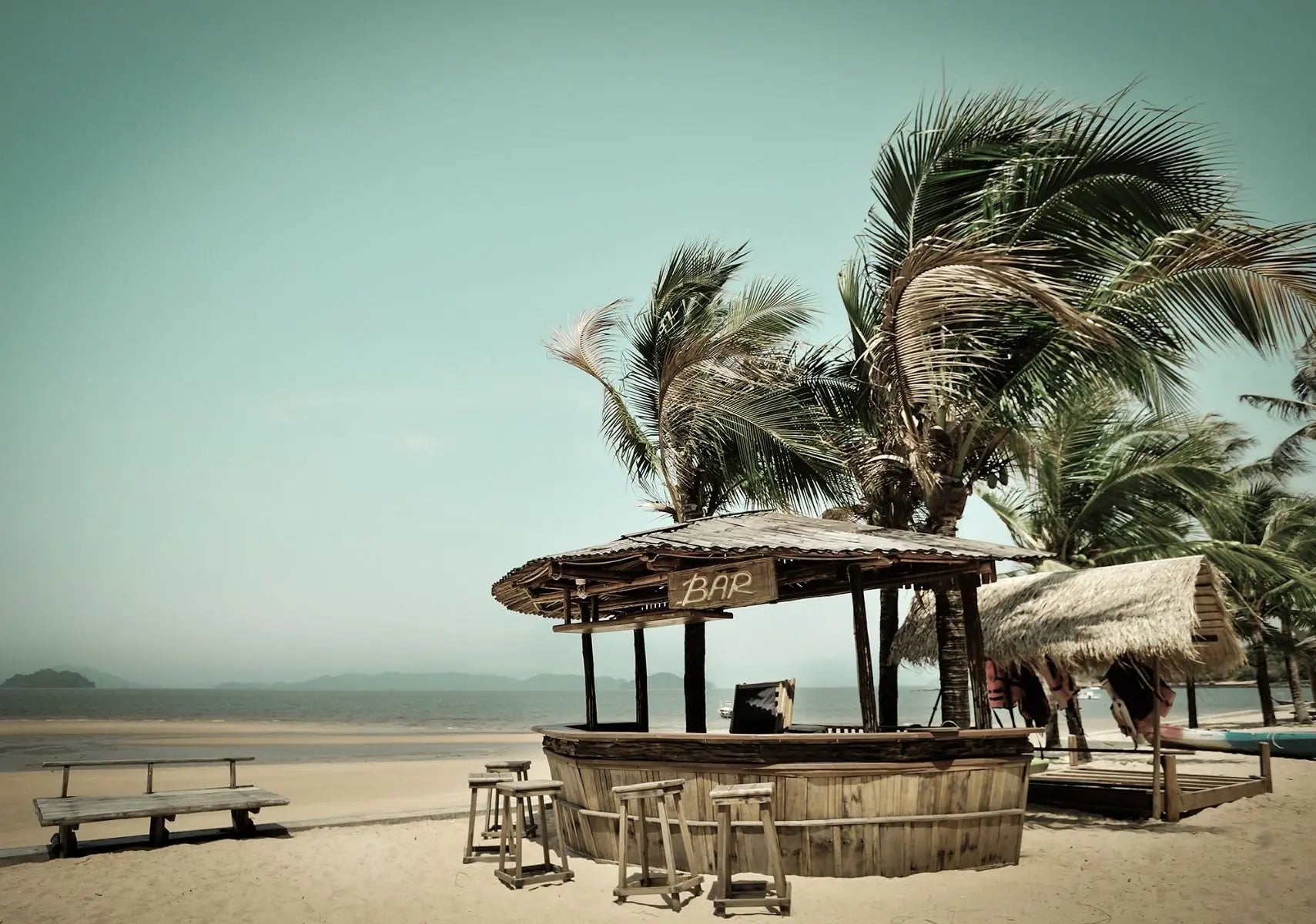 Billede 1 af Fototapet - Udendørs strandbar med palmer ved havet