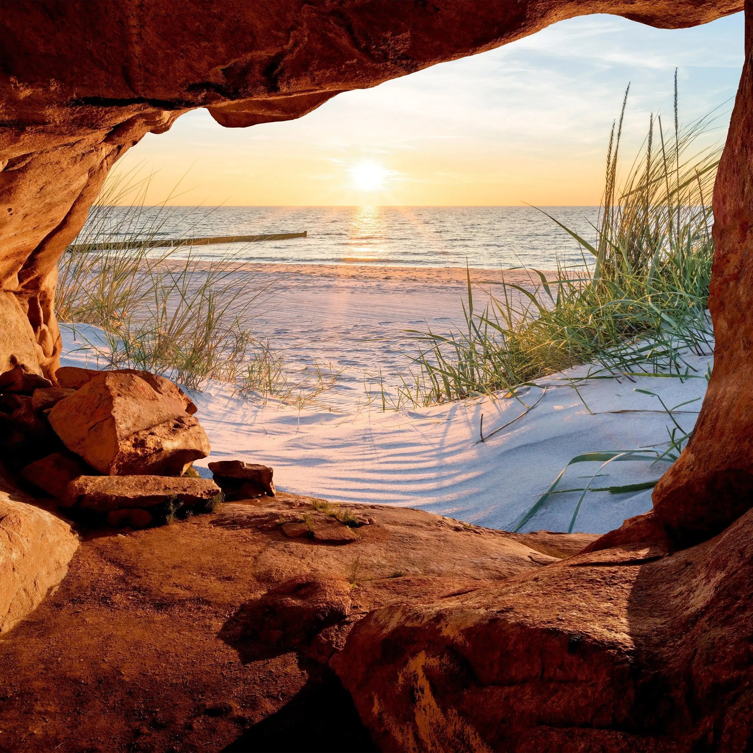 Billede 1 af Fototapet - Udsigt fra stenhul til strand ved solnedgang