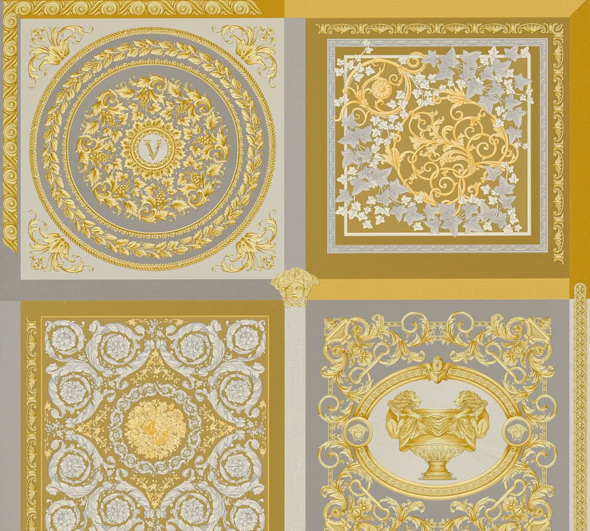 Detaljeret udsnit af Versace Barocco Mosaic - Gold tapet, viser intricate guld og sølv mønstre i klassisk design.