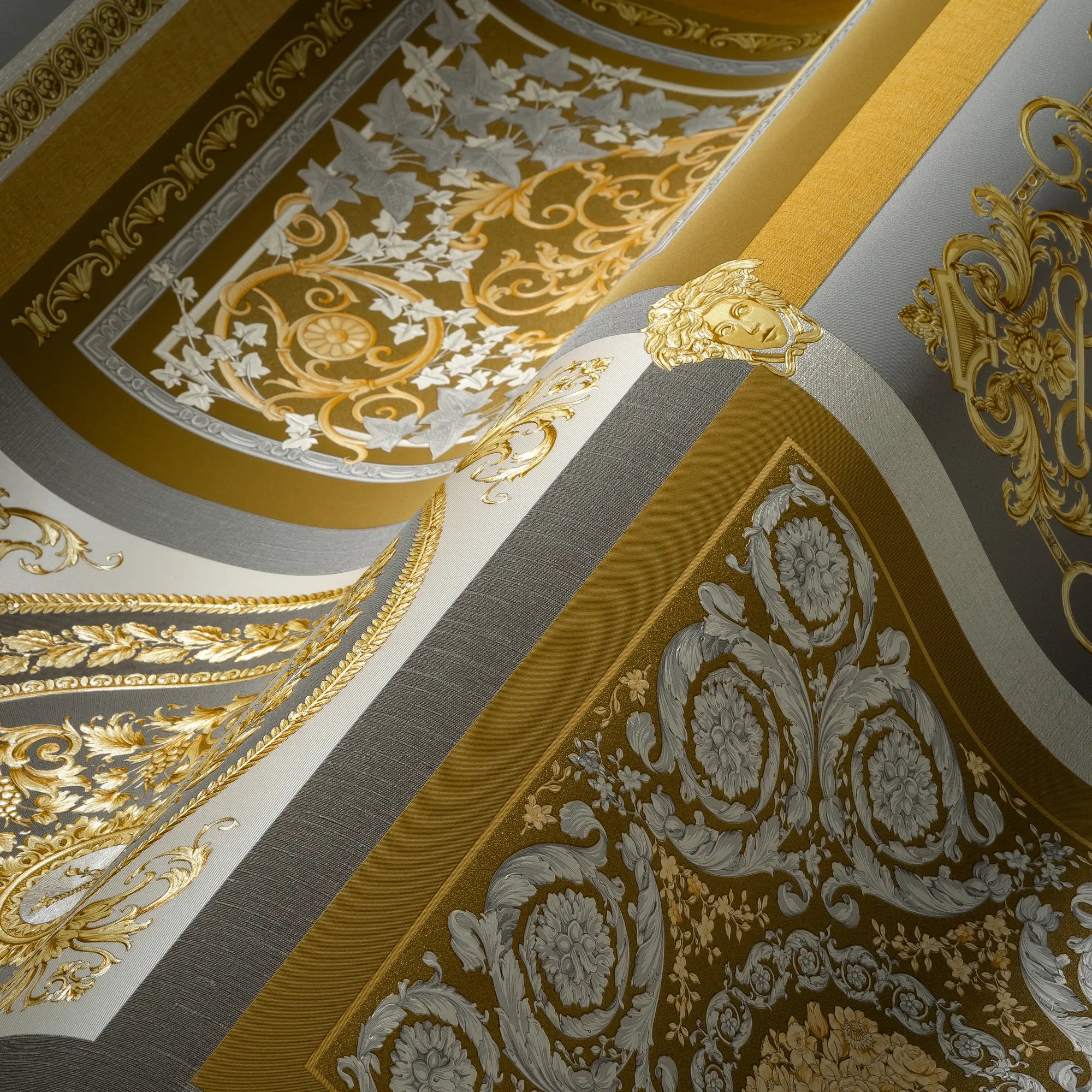 Billede af Versace Barocco Mosaic - Gold tapet rullet ud, fremhæver gyldne og sølv detaljer i det elegante design.