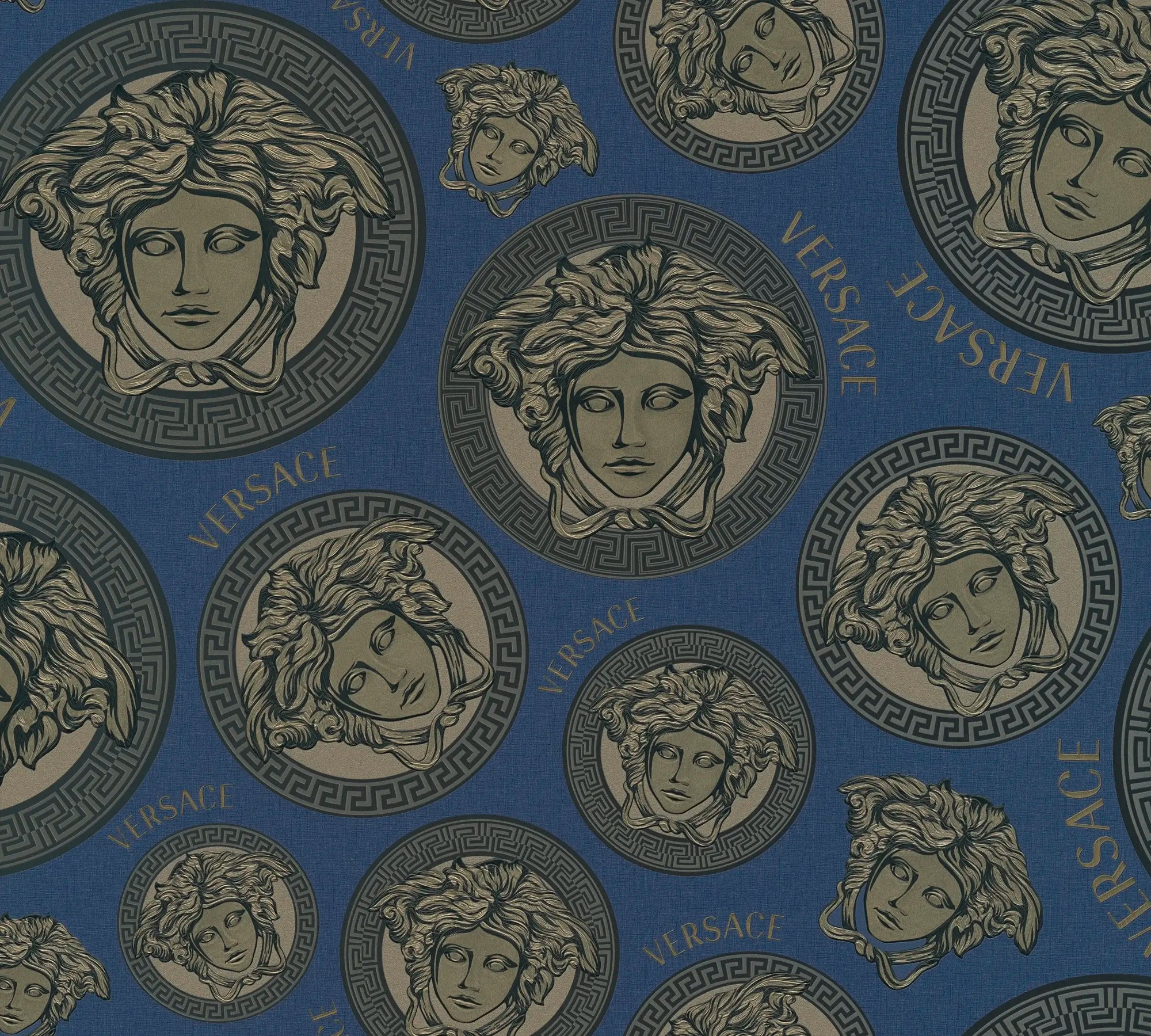 Detaljeret billede af Versace Medusa Amplified - Dark Blue tapet med Medusa-motiver og Versace-logo.