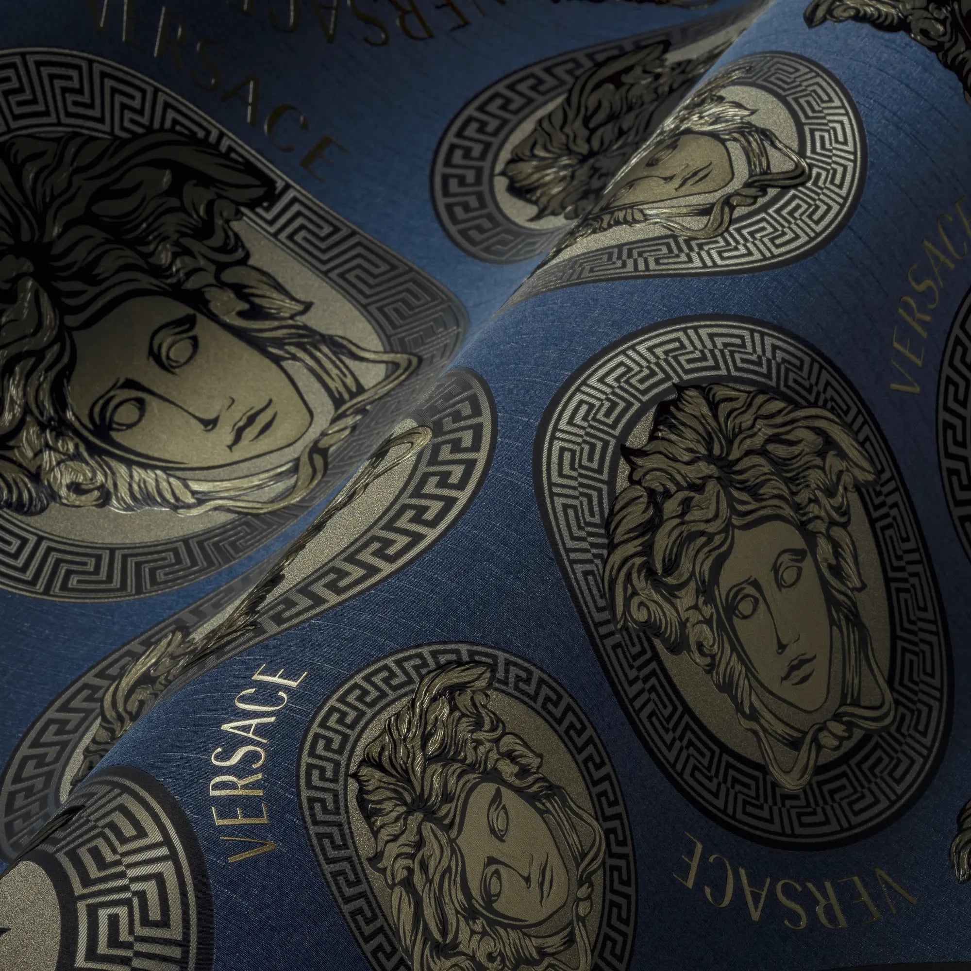 Nærbillede af Versace Medusa Amplified - Dark Blue tapet, der viser tekstur og Medusa-detaljer.