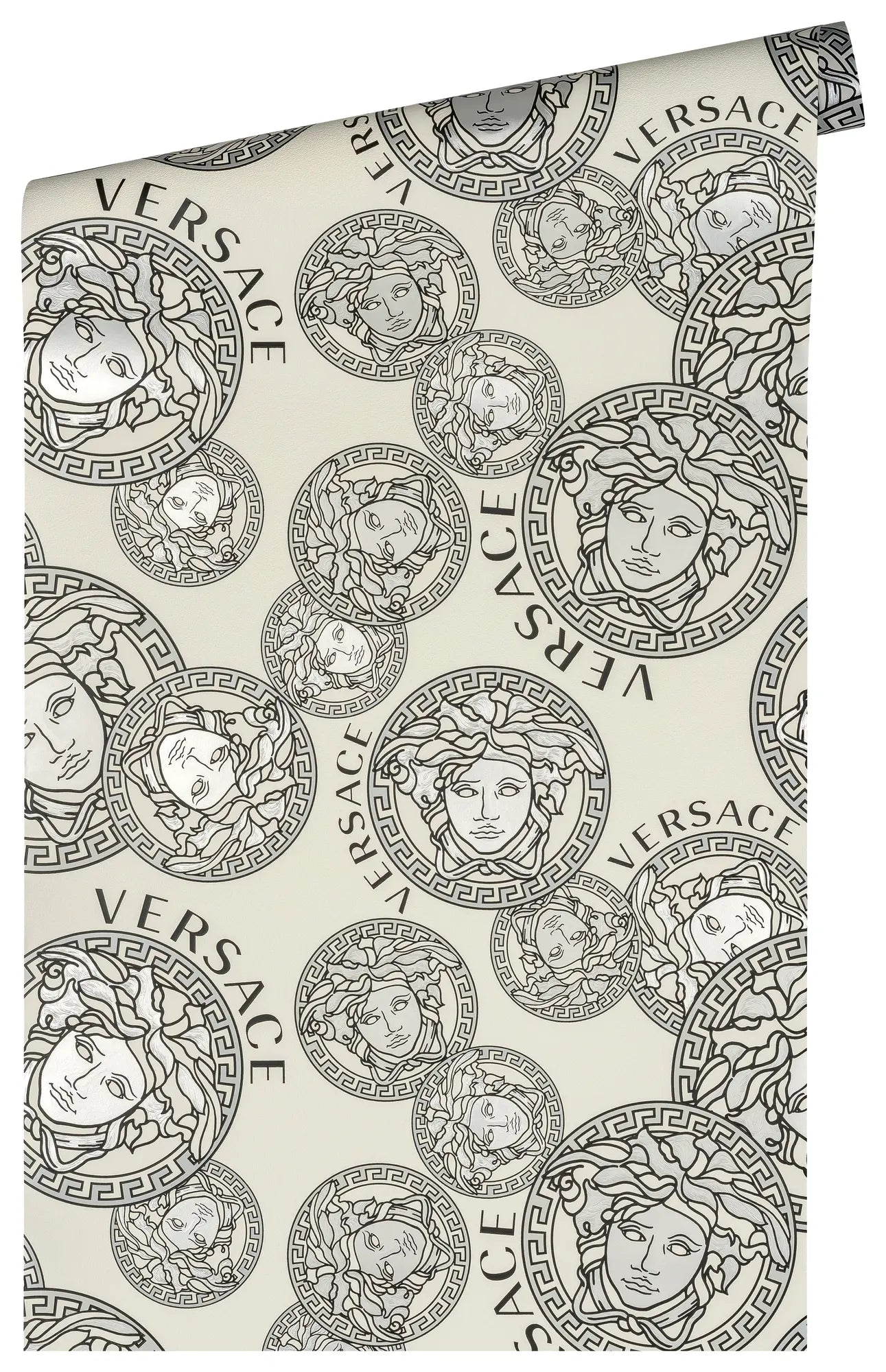 En enkelt rulle af tapetet med Medusa-design og Versace-mærke i sølvgrå. Produktnavn: Versace Medusa Amplified - Silver Gray.