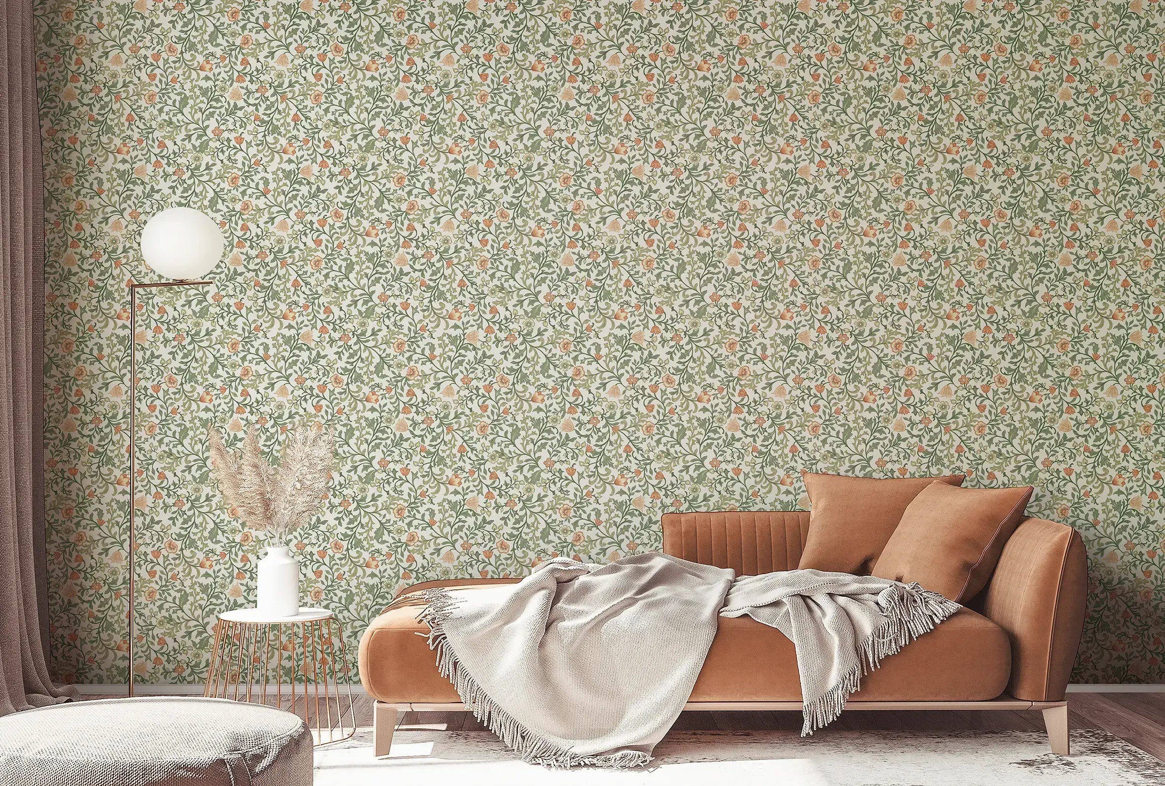 Stueindretning med Versailles Blooms - Autumn tapet på væggen, der har et grønt og orange blomstermønster. Brun sofa og minimalistisk indretning fuldender rummet.