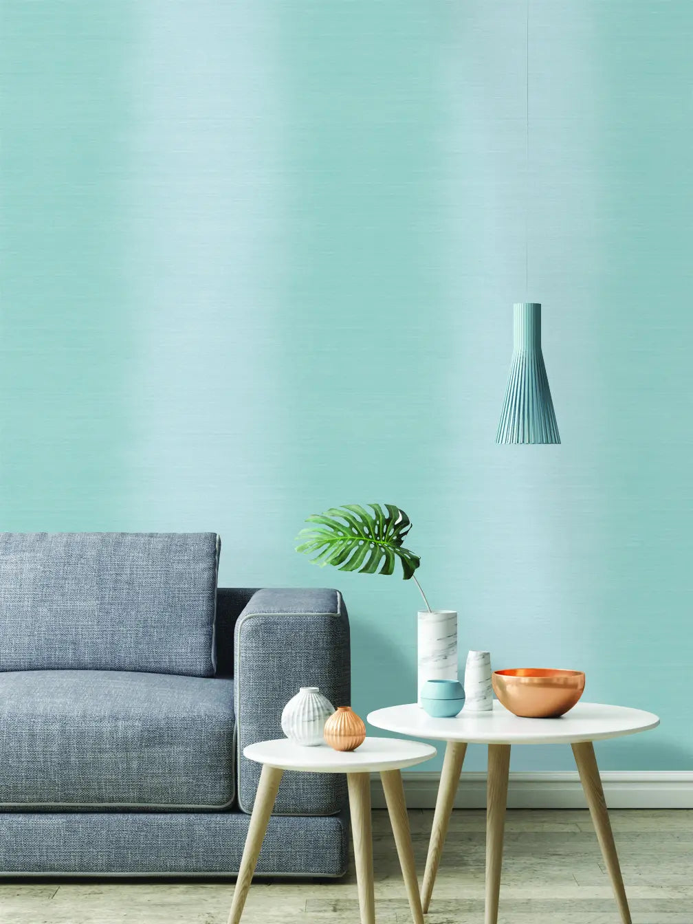 Rumopsætning med Vignette Stripe - Teal tapet fra Nicetapet.dk. En blå sofa og moderne indretning understreger det elegante teal tapet med stribeeffekt.