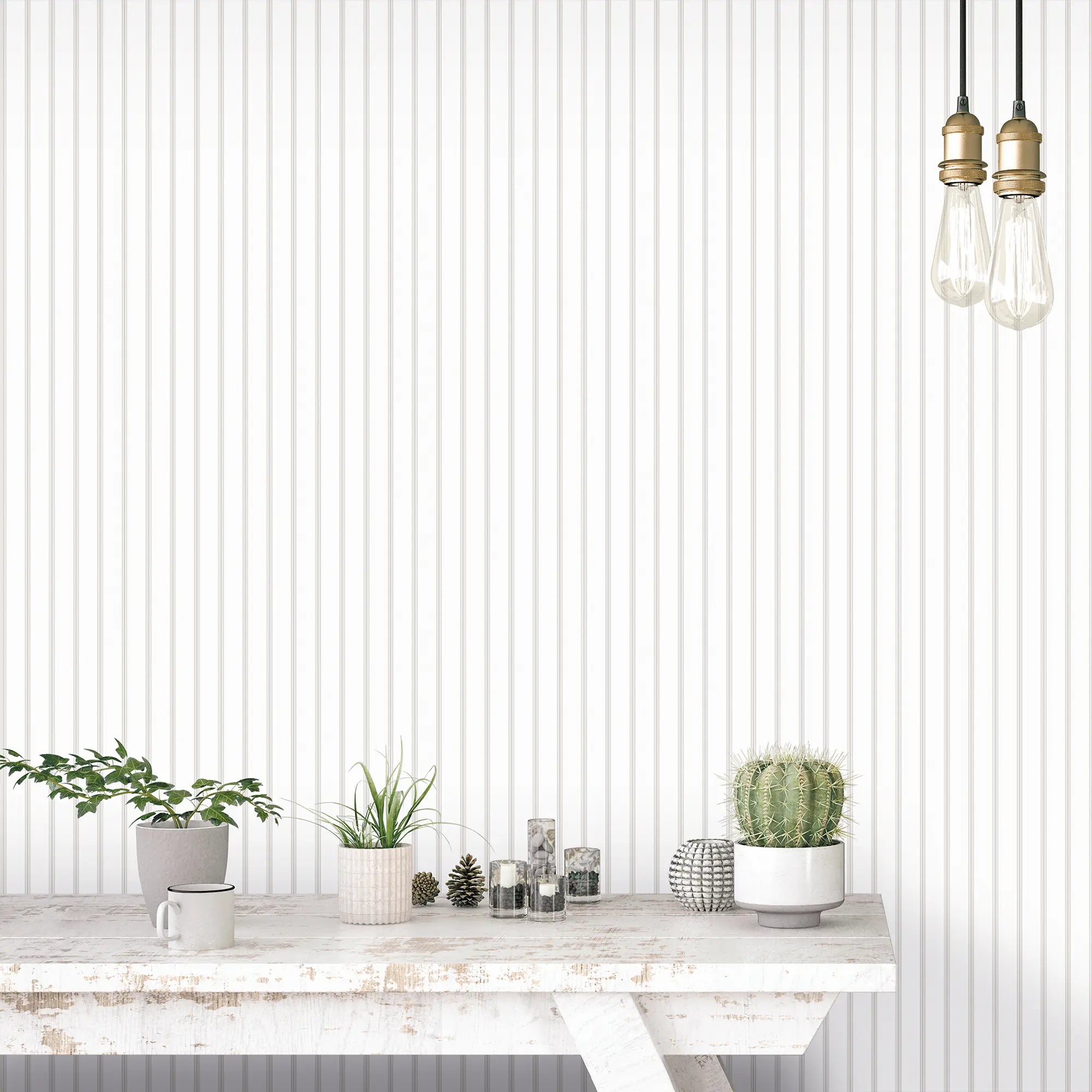 Indretningsbillede med tapet Whisk Lines - Ivory, der viser afslappet moderne indretning med planter og stilfulde elementer foran en væg med lodrette linjer.