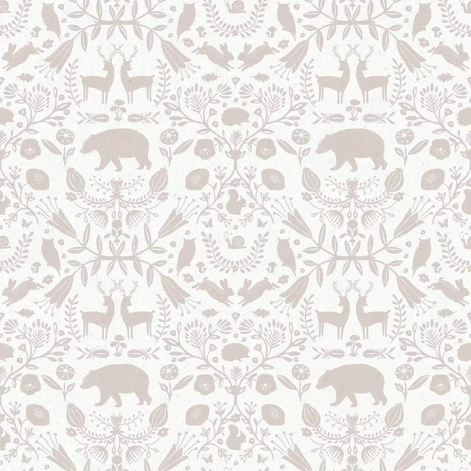 Tapet med Woodland Serenity design featuring konturer af skovdyr som hjorte og bjørne med florale elementer i dæmpede beige nuancer.