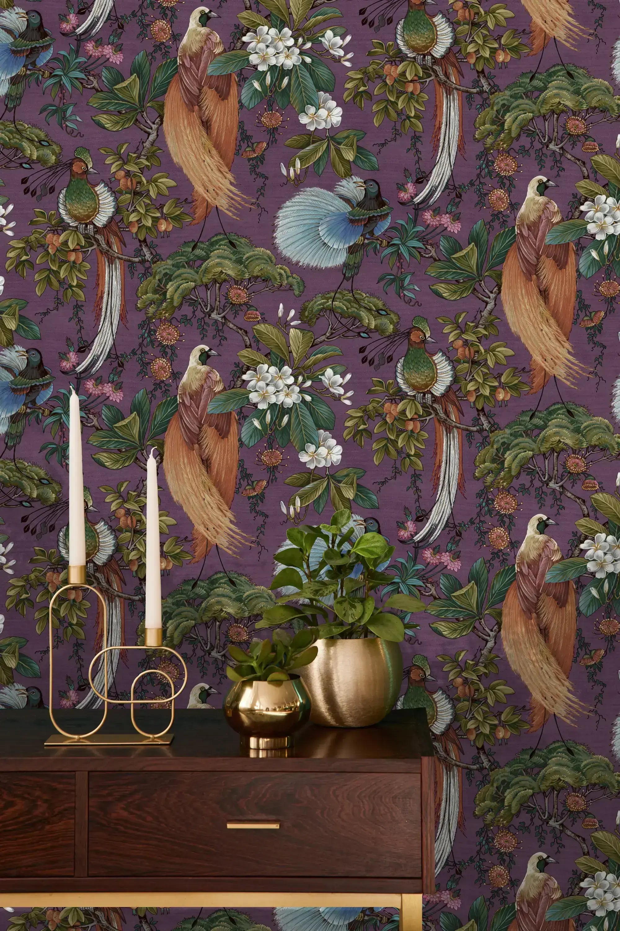 Rumindretning med Yasuni - Plum tapet, der viser møblement foran det eksotiske fugl- og blomsterdesign.