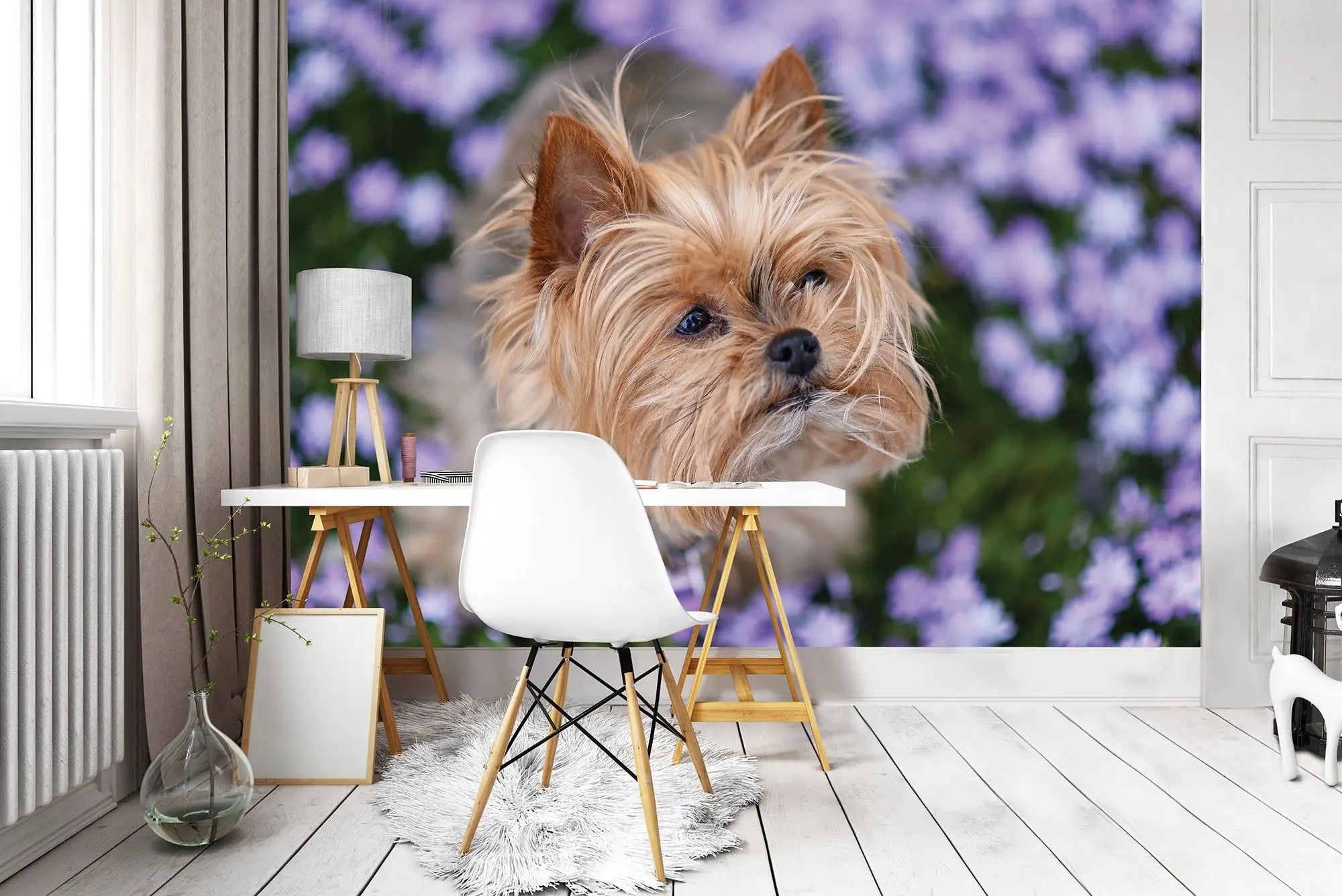 Billede 2 af Fototapet - Yorkshire terrier blandt lilla blomster