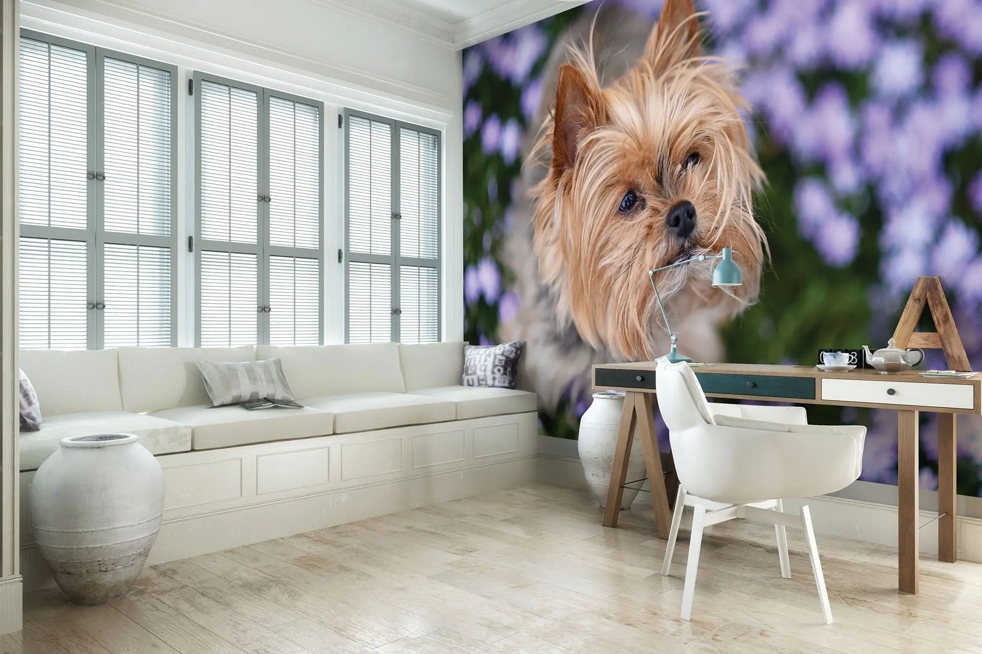 Billede 3 af Fototapet - Yorkshire terrier blandt lilla blomster