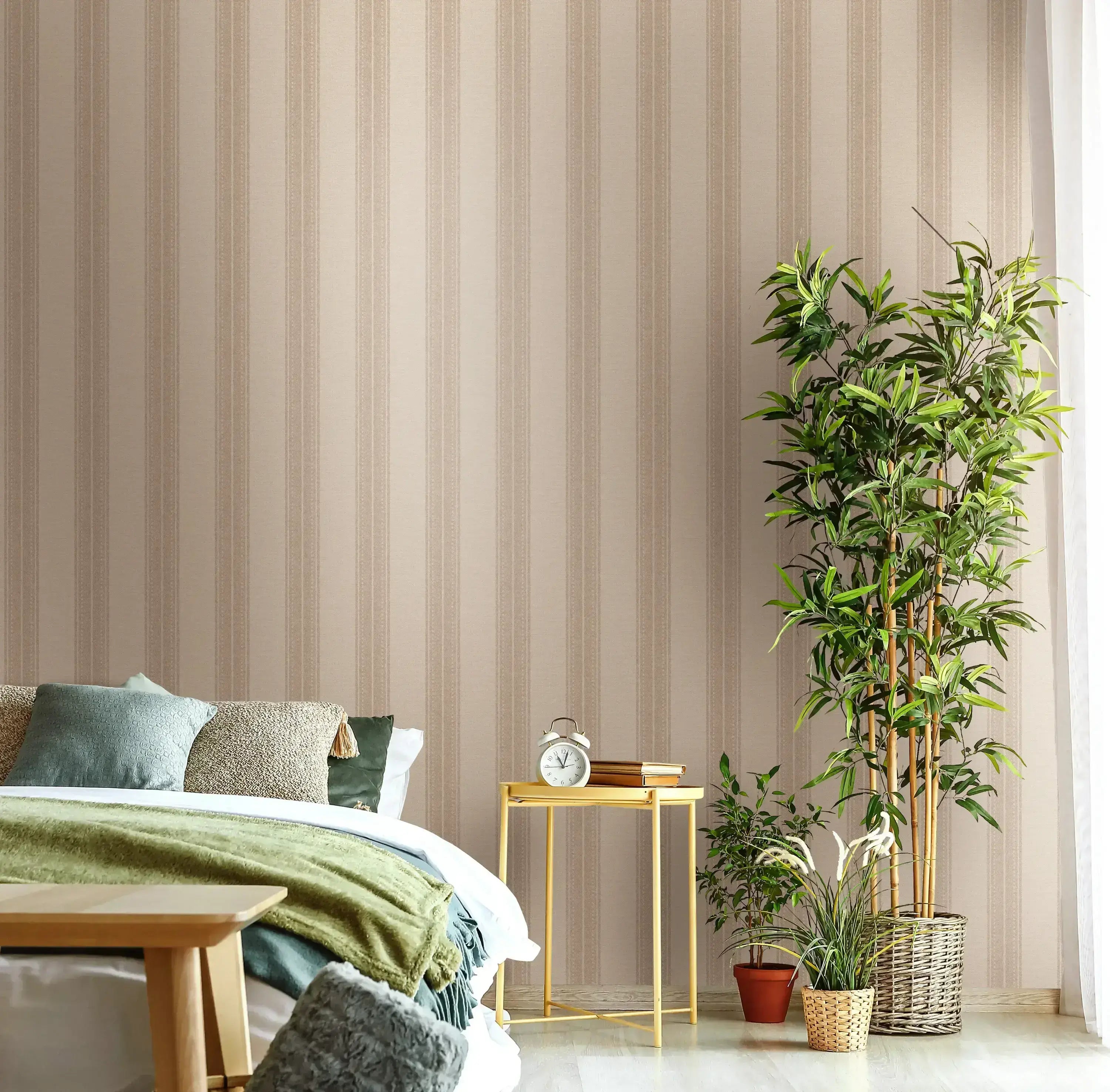 Stue indrettet med Yuste Stripe - Coral tapet på væggen, der giver et stilfuldt look med grønne planter og moderne møbler.